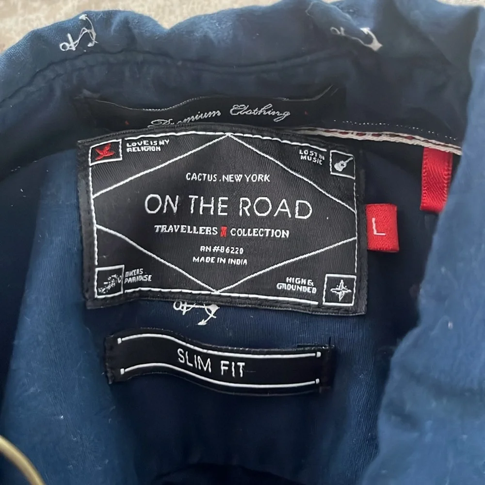 Button down - Picture 3 of 3